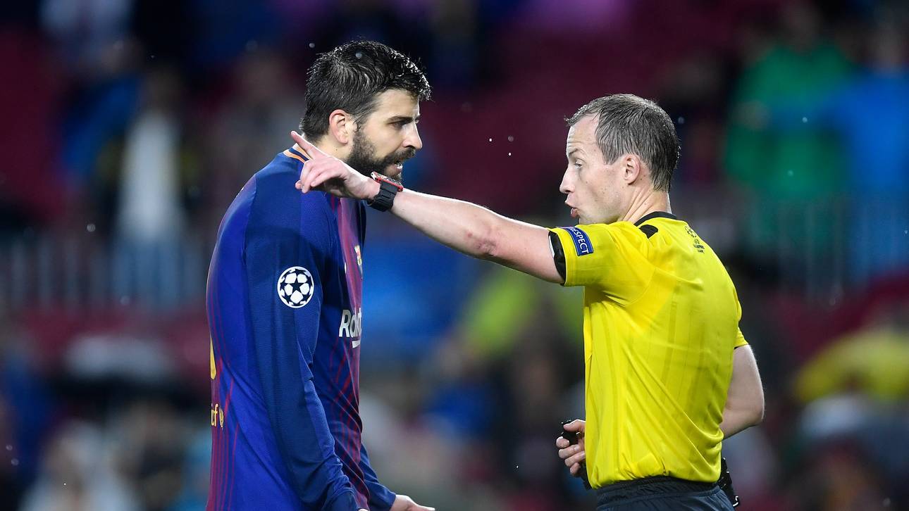 Pique fliegt für Hand-Tor vom Feld