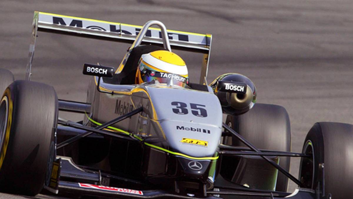 2004: Die Wege von Rosberg und Hamilton kreuzen sich erneut, als der Brite in die Formel-3-Euroserie wechselt. Wie Rosberg schafft auch der Brite gleich im ersten Jahr einen Rennsieg. Er landet in der Gesamtwertung als Fünfter schließlich hinter dem Deutschen