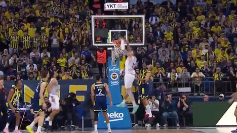 Der deutsche Basketball-Star Daniel Theis glänzt beim Spiel der AS Monaco gegen Fenerbahce mit sehenswerten Dunks.