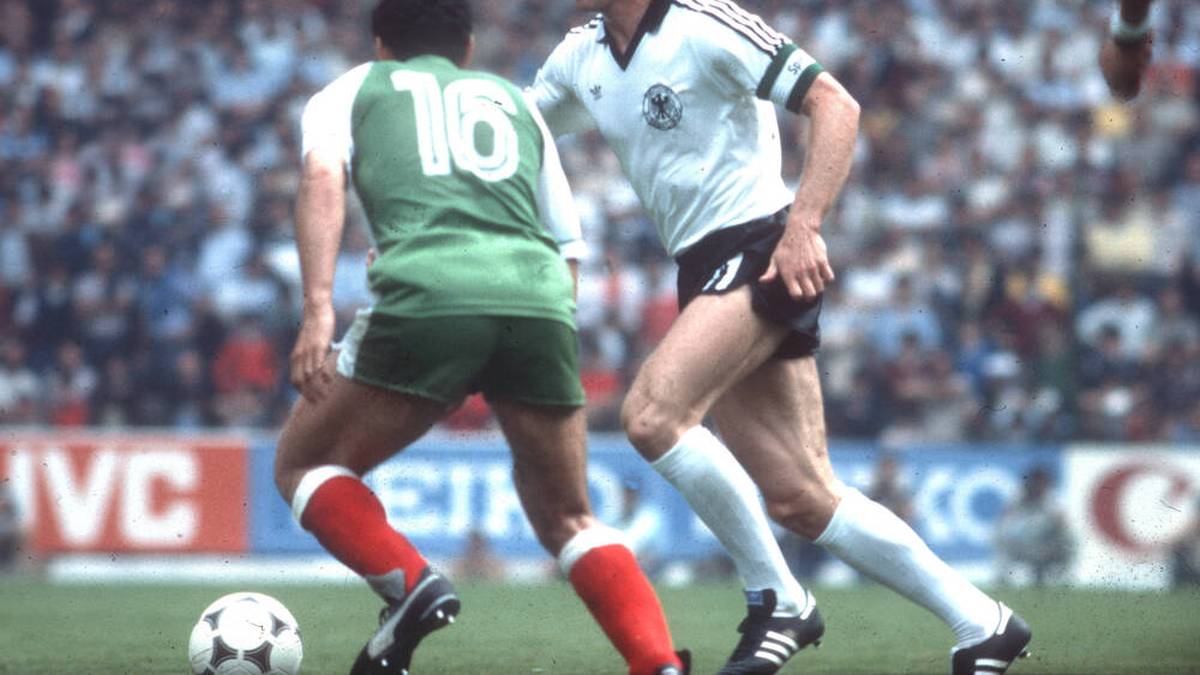 16. JUNI 1982, ALGERIEN-DEUTSCHLAND 2:1 (VORRUNDE)
"Wenn wir dieses Spiel verlieren, stürze ich mich ins Mittelmeer", hatte Bundestrainer Jupp Derwall vor dem Spiel gegen den WM-Neuling gesagt. Doch Rabah Madjer, 1987 Bayern-Alptraum im Europacup-Finale, und Lakhdar Belloumi trafen. Derwall aber blieb trocken: Gijon liegt schließlich am Atlantik
