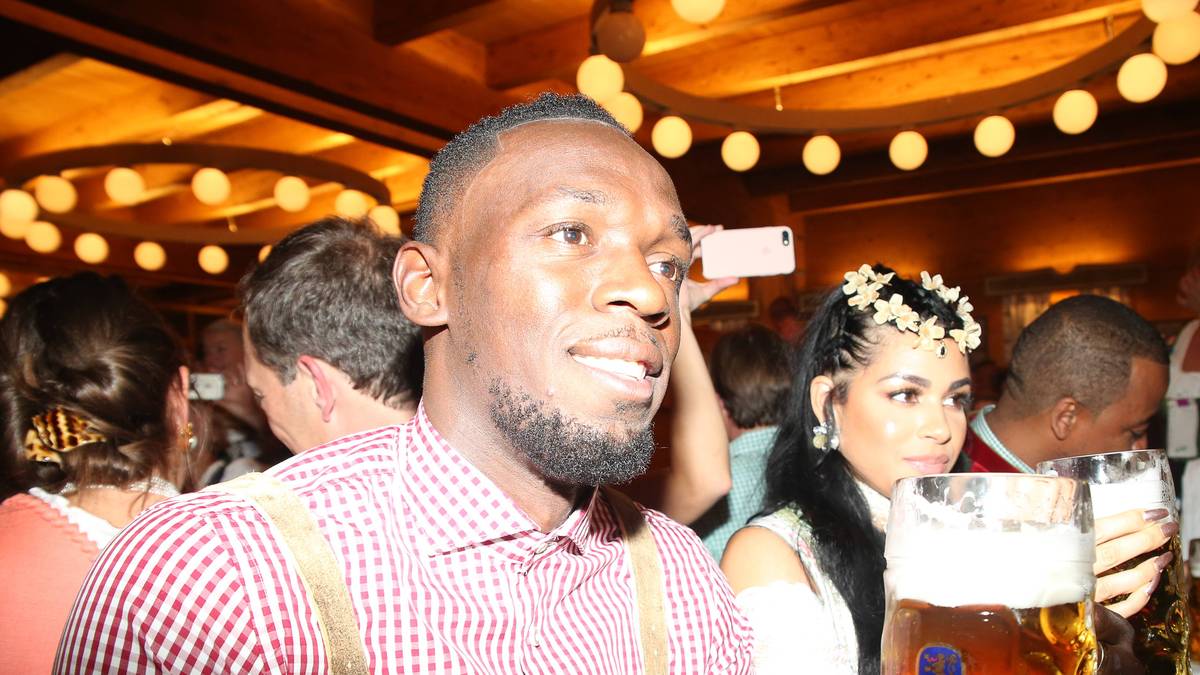 Anstatt wie in den letzten Jahren mit den Bayern-Stars oder mit dem Arzt seines Vertrauens, Dr. Müller-Wohlfahrt, lässt er es sich dieses Mal mit Freunden gut gehen 