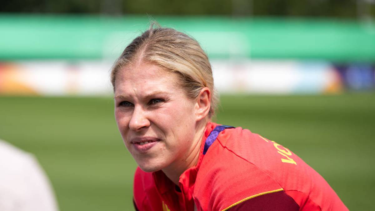 Sie studierte erst Psychologie in Köln und schloss das Studium mit dem Bachelor ab. Anschließend absolvierte sie ein Masterstudium in Sportwissenschaft an der Universität Freiburg. Übrigens: Mit Ex-Nationalspieler Turid Knaak ist sie nicht verwandt.