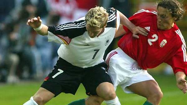 Sein Debüt feiert der damals 19-Jährige im Vorfeld der EM 2004 beim Vorbereitungsspiel gegen Ungarn. Die Partie gegen das von Lothar Matthäus trainierte Team geht zwar mit 0:2 verloren, aber Schweinsteiger darf trotzdem mit zu seinem ersten großen Turnier