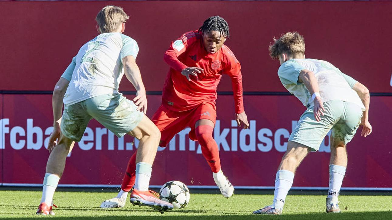 Wisom Mike (m.) führt die U17 des FC Bayern ins Viertelfinale um die Meisterschaft