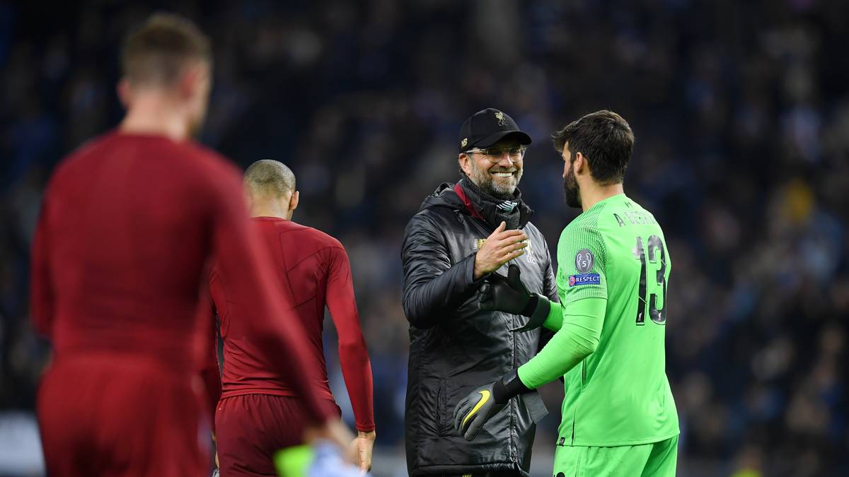 Platz 1 - ALISSON: Für 62,5 Millionen Euro gekommen, mit riesigen Erwartungen auf den Schultern, zahlte der Brasilianer jeden Cent zurück. Dank seiner göttlichen Parade im Gruppen-Match gegen den SSC Neapel erreichte der FC Liverpool überhaupt erst die K.o.-Runde - im Finale von Madrid folgte mit dem Sturm auf Europas Thron die Krönung