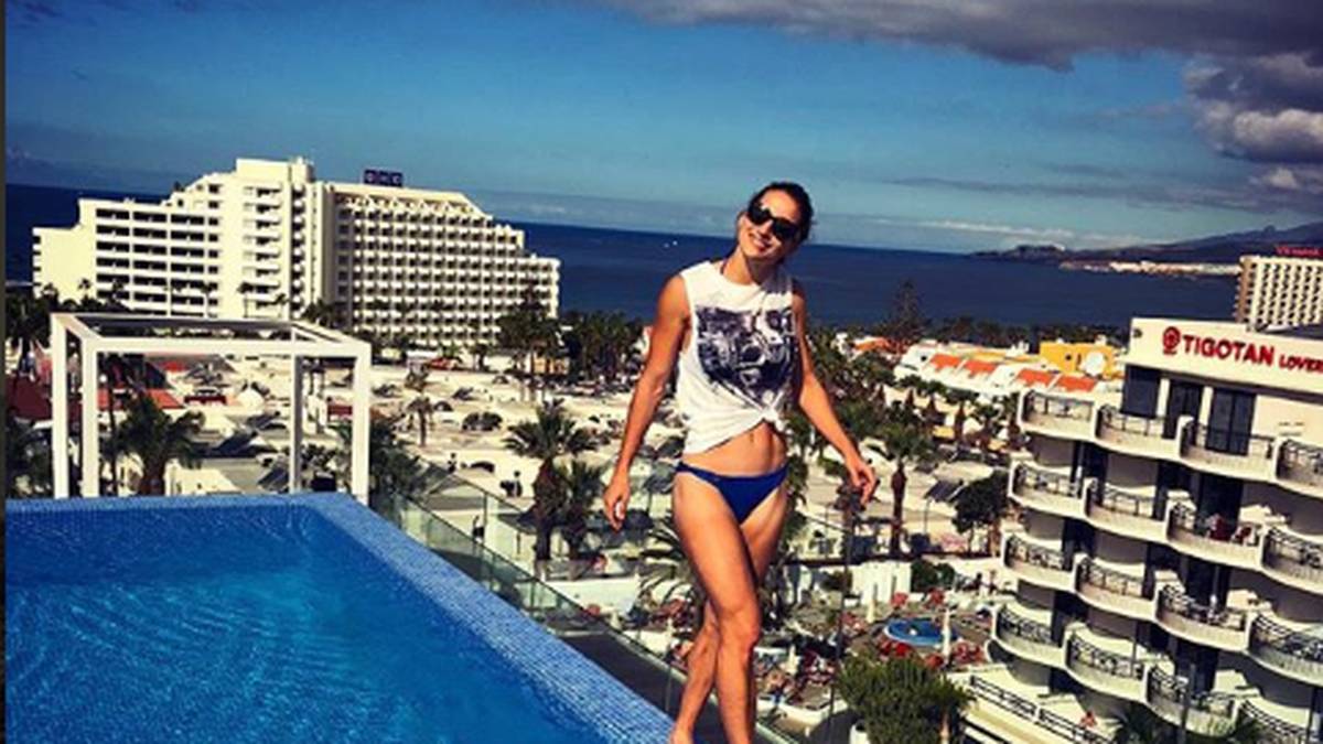 Wenn sie gerade nicht trainieren, dann zieht es beide Damen an das Wasser. Ricarda Lobe genießt die Zeit am Pool...