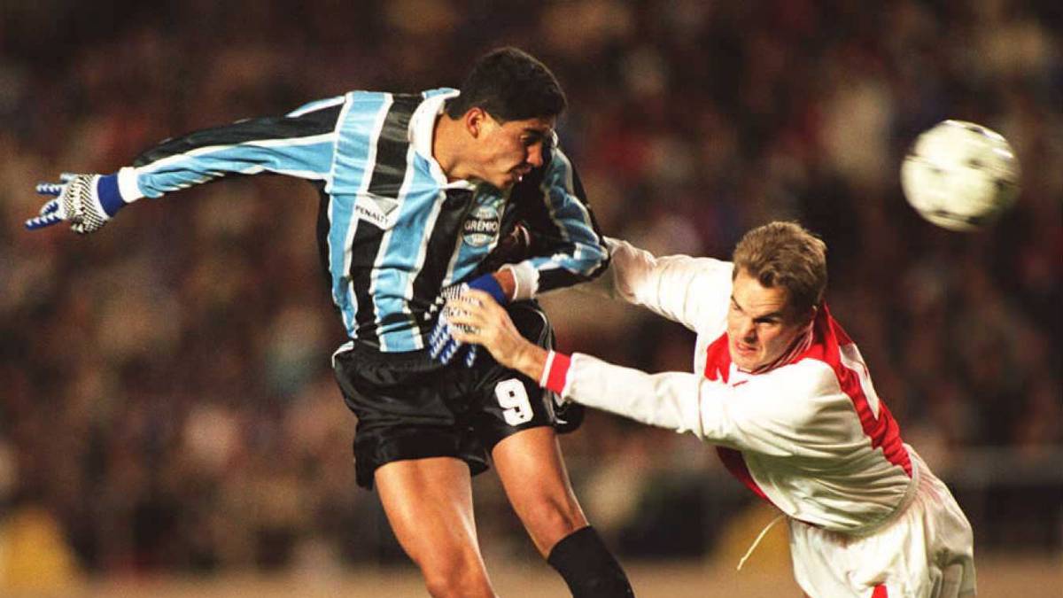 FRANK DE BOER: So was wie der Vater aller talentierten Ajax-Küken. Der heutige Coach steigt zu Spielerzeiten von der Jugend zu den Profis auf. National wie international lehren seine resoluten Zweikämpfe gegnerische Stürmer das Fürchten. Der ältere der de-Boer-Brüder erringt fünf Meisterschaften zwei Pokalsiege sowie den Champions-League-Erfolg 1995