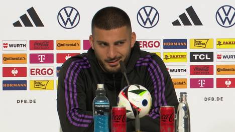 Angesprochen auf seinen Teamkollegen Alexander Nübel sorgt Deniz Undav auf der DFB-Pressekonferenz für einen Lacher.