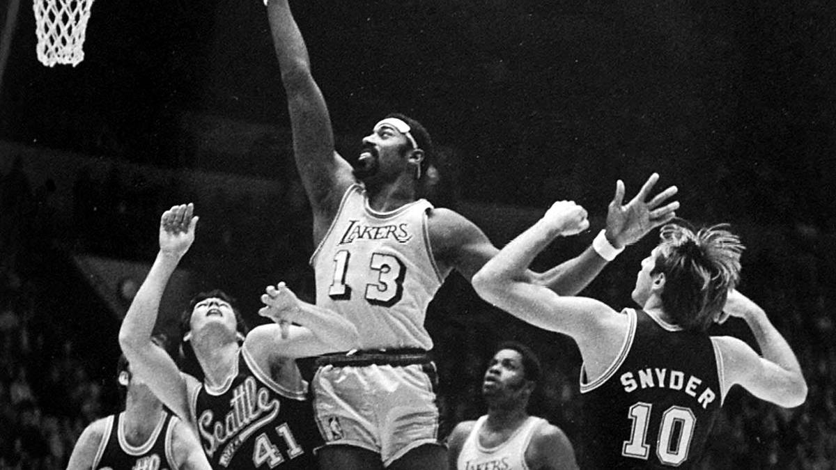 PLATZ 2: Der erste Monster-Trade der NBA spielte sich 1968 ab. Wilt Chamberlain - mit 100 Punkten in einem einzigen Spiel ewiger Rekordhalter - wechselt von Philadelphia zu den Los Angeles Lakers und löst damit einen riesigen Aufschrei aus. Der Center dominiert die Liga an der Westküste weiter und beendet seine Karriere als bis dato bester Scorer der NBA