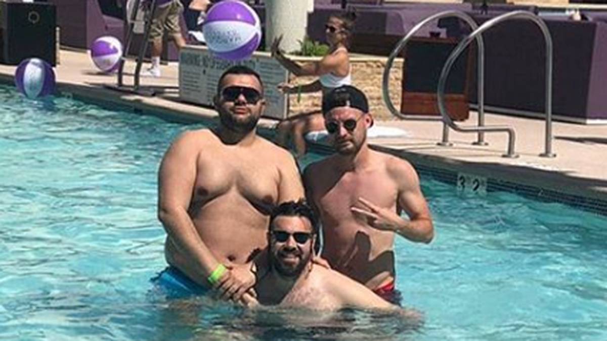 Wie viele andere Bundesligaspieler verbringt auch Daniel Brosinski seinen Urlaub in den USA. In Las Vegas feiert der Mainz-Verteidiger ausgelassen mit seinen Freunden im Hotelpool