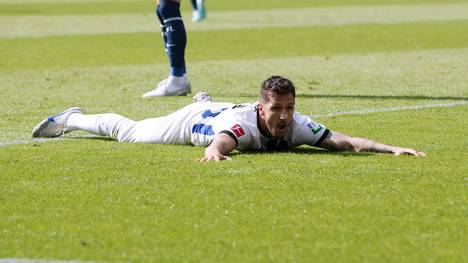 Nach dem bitteren Abstieg kommt es zur ersten Personalveränderung bei Hertha BSC - ein Trio verlässt den Hauptstadtklub. 