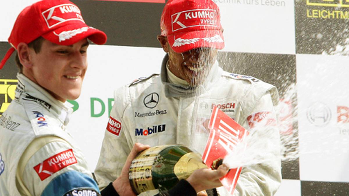 2005: Ein Jahr später fährt Hamilton mit Adrian Sutil, zu dem er lange eine Freundschaft pflegt, bei ASM Formule 3. Das ändert sich, als Hamilton vor Gericht gegen Sutil nicht als Zeuge erscheint und dieser ihn daraufhin als "Feigling" beschimpft. Hamilton gewinnt im gleichen Jahr den Titel vor Sutil