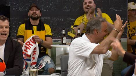 Gleich zu Beginn des Fantalks wird Kult-Trainer Peter Neururer gefeiert. Die Zuschauer besingen den SPORT1-Experten ekstatisch.