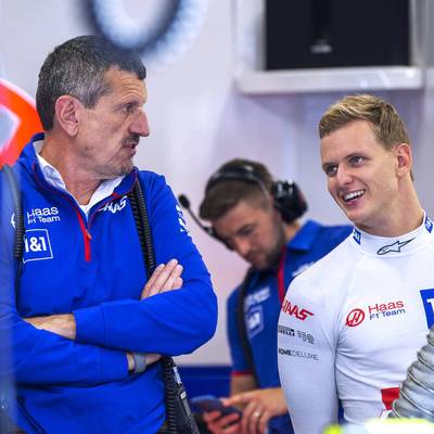 Haas-Teamchef Günther Steiner geht unter die Autoren: Der Südtiroler schreibt ein Buch über seine bewegte Saison 2022 und das F1-Aus von Mick Schumacher.