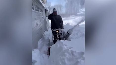 Nach einem gewaltigen Schneesturm im Nordosten der USA sind viele Profis der Buffalo Bills eingeschneit. Um die Spieler zum Spiel gegen die Cleveland Browns zu bringen, packen sogar die Nachbarn an.