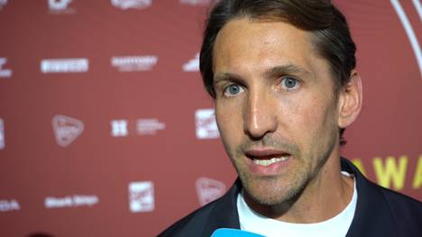 Fungiert die Bundesliga nur noch als Sprungbrett in Richtung Insel? René Adler und DFB-Geschäftsführer Andreas Rettig sind sich am Rande des SportBild-Award uneins. 