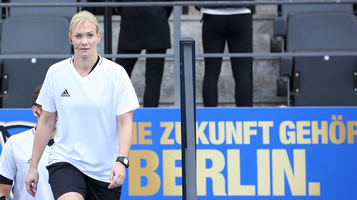 Das erste Sonntagsspiel am 3. Spieltag steht ganz im Zeichen des Debüts von Bibiana Steinhaus. Die 38-Jährige ist die erste Schiedsrichterin, die eine Bundesligapartie leitet