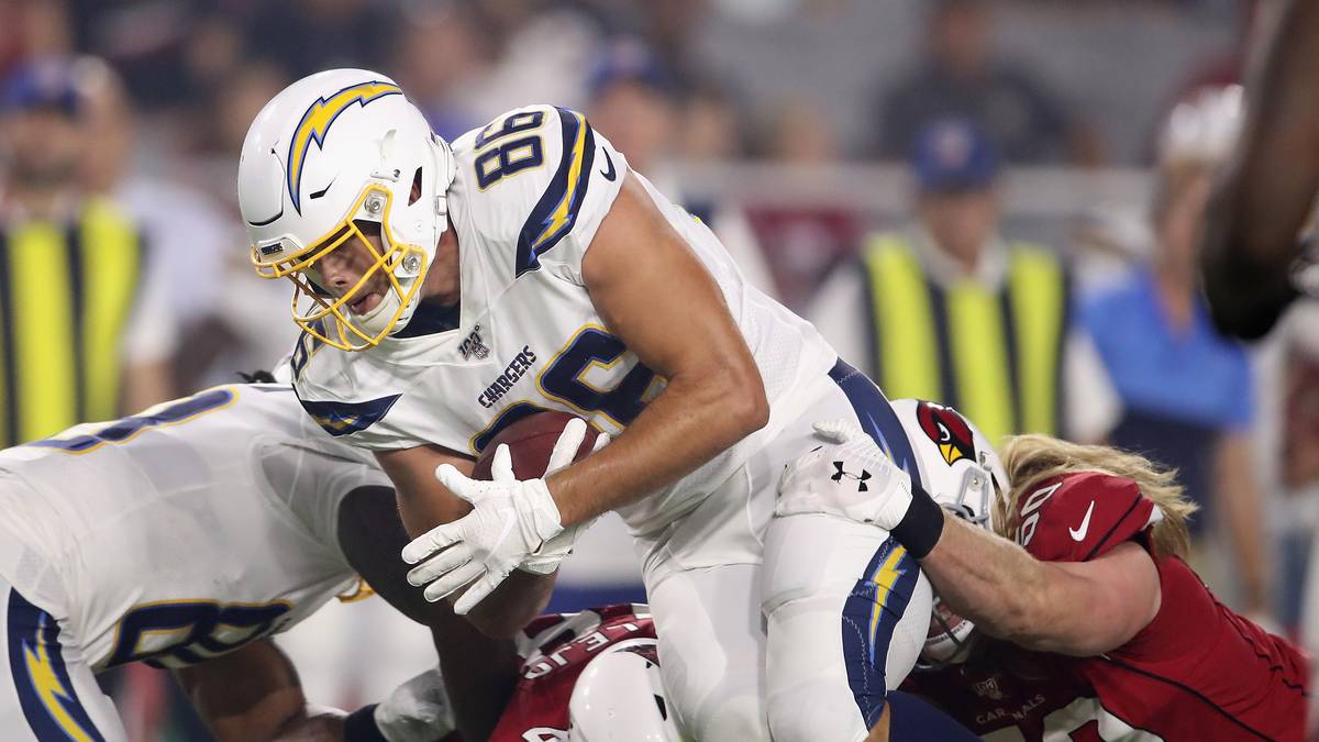 TIGHT END: Mit Hunter Henry kehrt ein Langzeitverletzter in der kommenden Saison zurück ins Roster und dürfte die Targets von Ty Williams auffangen. Die vergangene Saison verpasste der 24-Jährige mit einem Kreuzbandriss. Im Jahr zuvor legte er 45 Receptions für 579 Yards und sechs Touchdowns hin. Ähnliches brauchen die Chargers auch in diesem Jahr
