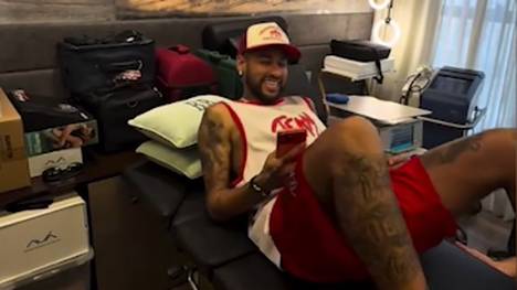 Neymar Jr. kämpft sich aktuell durch die Reha-Maßnahmen in Folge einer Meniskus-Operation. Der brasilianische Flügelstürmer probiert die Behandlungen derweil auch an seinen Freunden aus. 