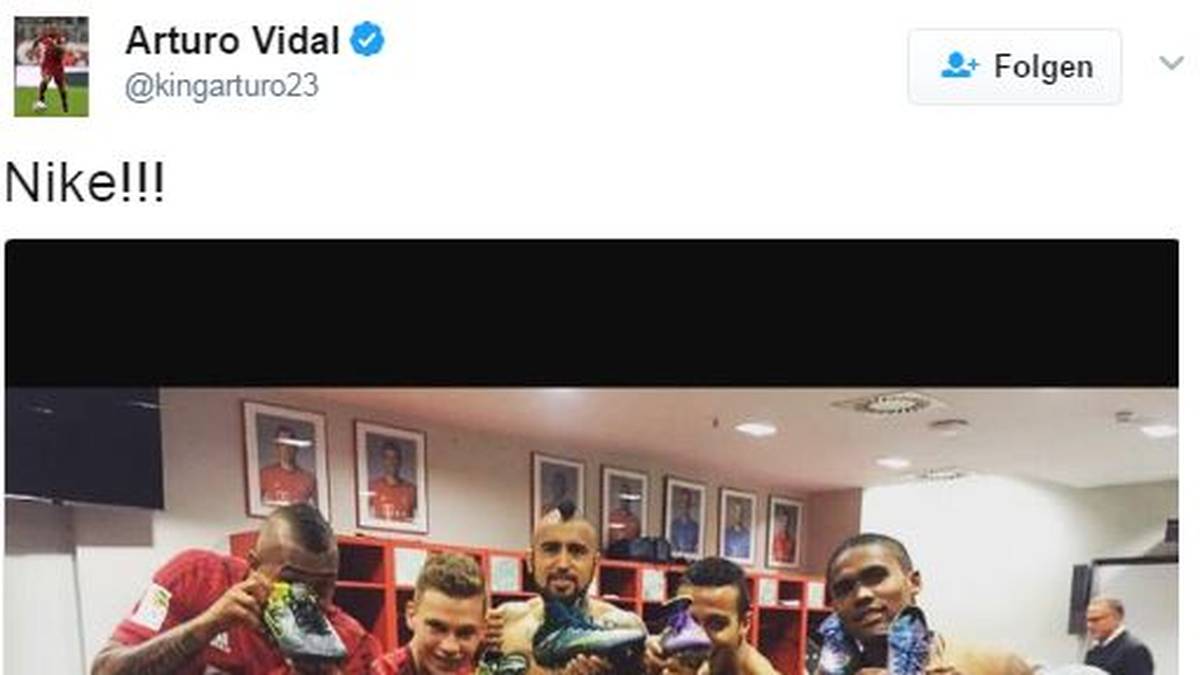 Doch immer wieder versucht Nike, mit dem Rekordmeister in Verbindung gebracht zu werden. Auch ein Foto der Bayern-Stars, die bei Nike unter Vertrag stehen, aus der Bayern-Kabine sorgt in München für Ärger