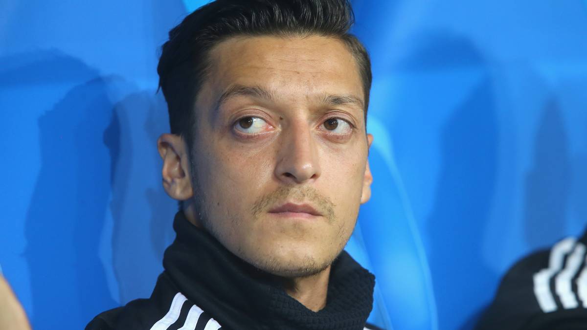 Erst das frühe WM-Aus, dann nur kurze Zeit später der nächste Hammer: Am 22. Juli 2018 erklärt Mesut Özil nach der Erdogan-Affäre seinen Rücktritt aus der deutschen Fußball-Nationalmannschaft. Wie konnte es so weit kommen? Die Chronologie der Affäre