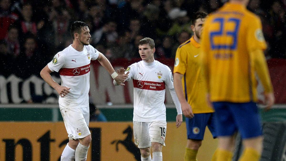 Da sorgt Timo Werner (Mi.) für Jubel - 2:1 in der 99. Minute, die Schwaben scheinen einer Blamage noch einmal von der Schippe gesprungen zu sein 