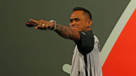 Lourence Ilagan schlägt, bei seinem ersten Einsatz bei einer WM jemals, den Österreicher Rowby John Rodriguez mit 3:2 und zieht in die nächste Runde ein.