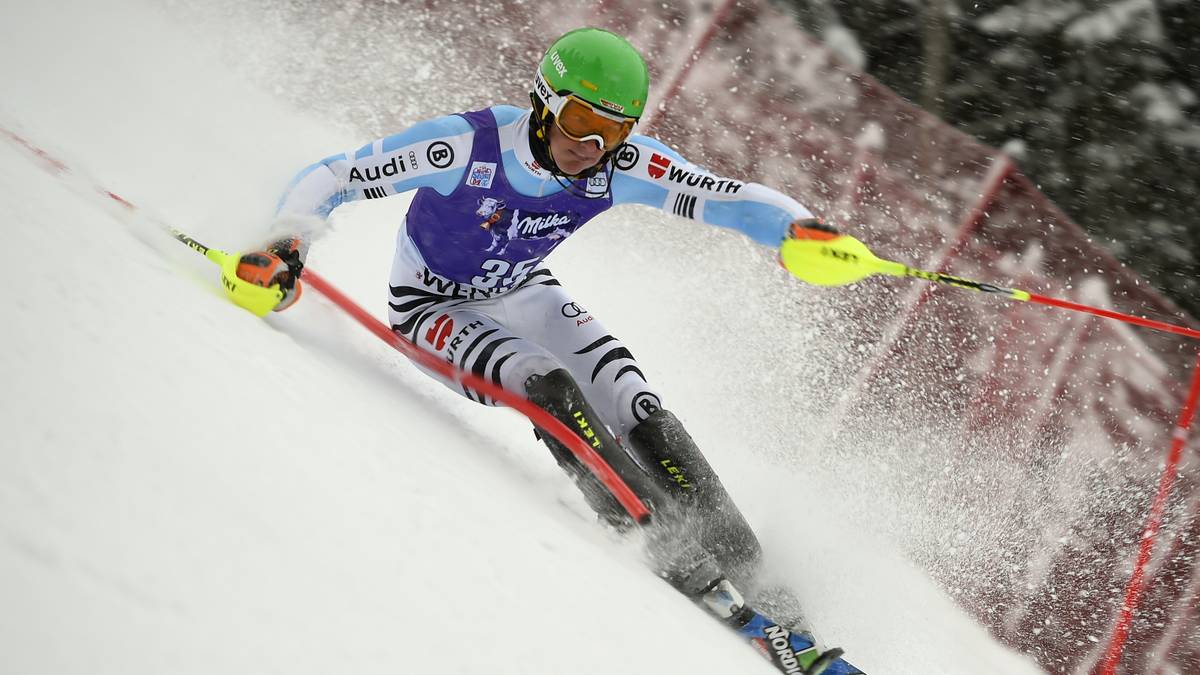 Linus Strasser ist der Aufsteiger der Saison. Mit überzeugenden Auftritten fährt er sich ins Team, auch wenn er die WM-Norm nicht schafft. Kurios: Als Fan des FC Bayern München startet er für den Verein TSV 1860 München. Nicht nur für Sportdirektor Wolfgang Maier immer wieder ein gefundenes Fressen, den Löwen Linus aufzuziehen. Disziplinen: Slalom, Riesenslalom