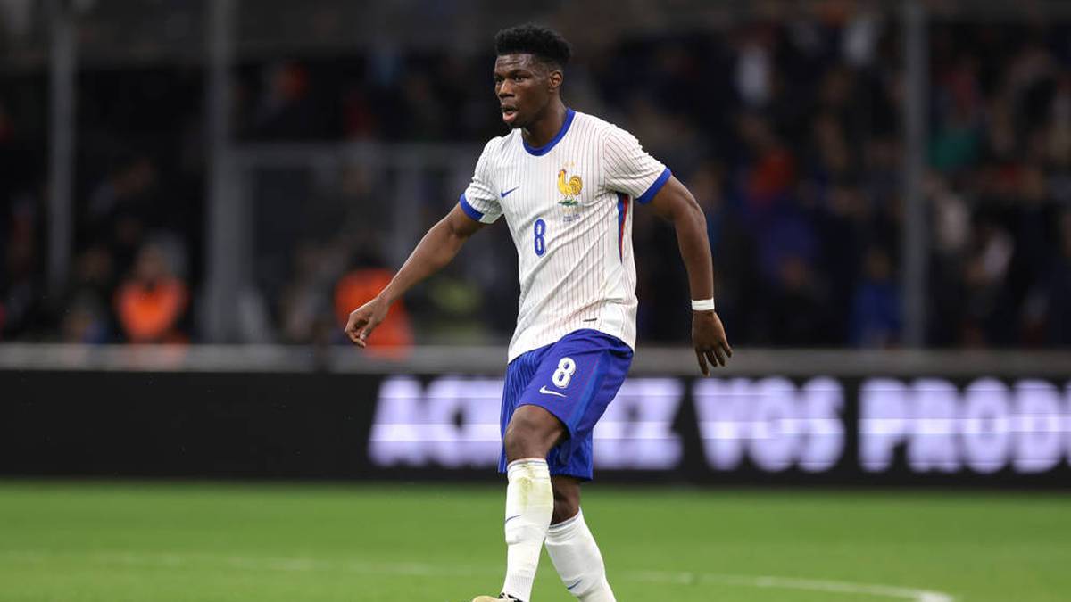 Frankreich (Gast) - Ausrüster: Nike - Aurélien Tchouameni und Frankreich treten außerdem in weißen Gasttrikots mit dünnen roten Streifen auf. 