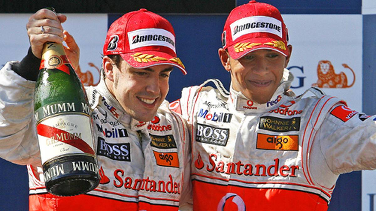 2007: Hamilton hat mehr Glück als Rosberg und wird direkt vom Spitzenteam McLaren verpflichtet. In seinem ersten F1-Rennen rast er sensationell auf das Podest. Danach liefert sich der Brite mit Teamkollege Fernando Alonso im weiteren Saisonverlauf einen harten Zweikampf 