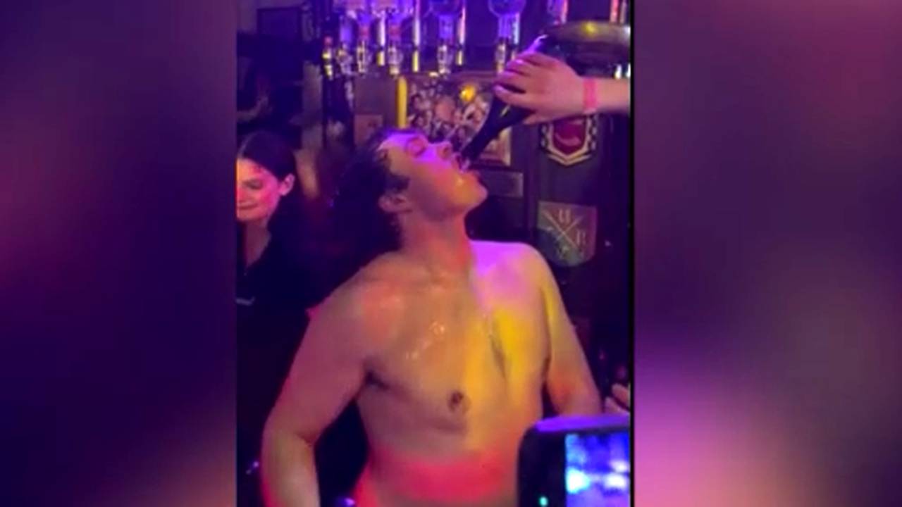 Irre Champagner-Party! So wild feiert Kitzbühel-Sieger James Crawford