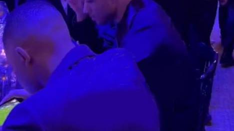Bei einem Gala-Abend der «Strong3r» Foundation von Presnel Kimpembe guckt Kylian Mbappé das Viertelfinale zwischen Real und Atlético auf dem Handy.