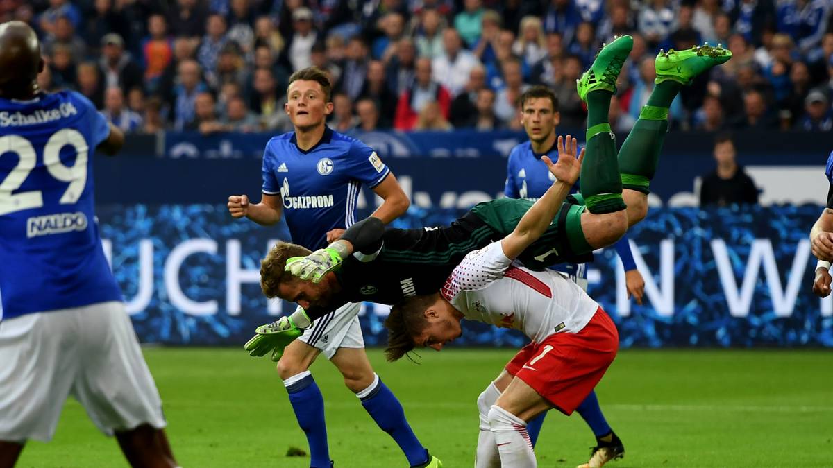 Ebenso wie seine Spieler. Ralf Fährmann muss einige Male parieren - und schafft es auch, die Null zu halten