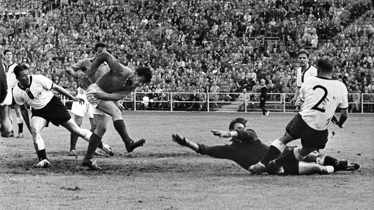French forward Just Fontaine (2nd L) scores the th