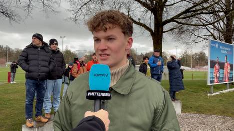 Während des öffentlichen Trainings blicken die Bayern-Fans auf das bevorstehende Champions League-Viertelfinale gegen Real Madrid und äußern sich zur Torhüter-Debatte zwischen Neuer und Urbig. 