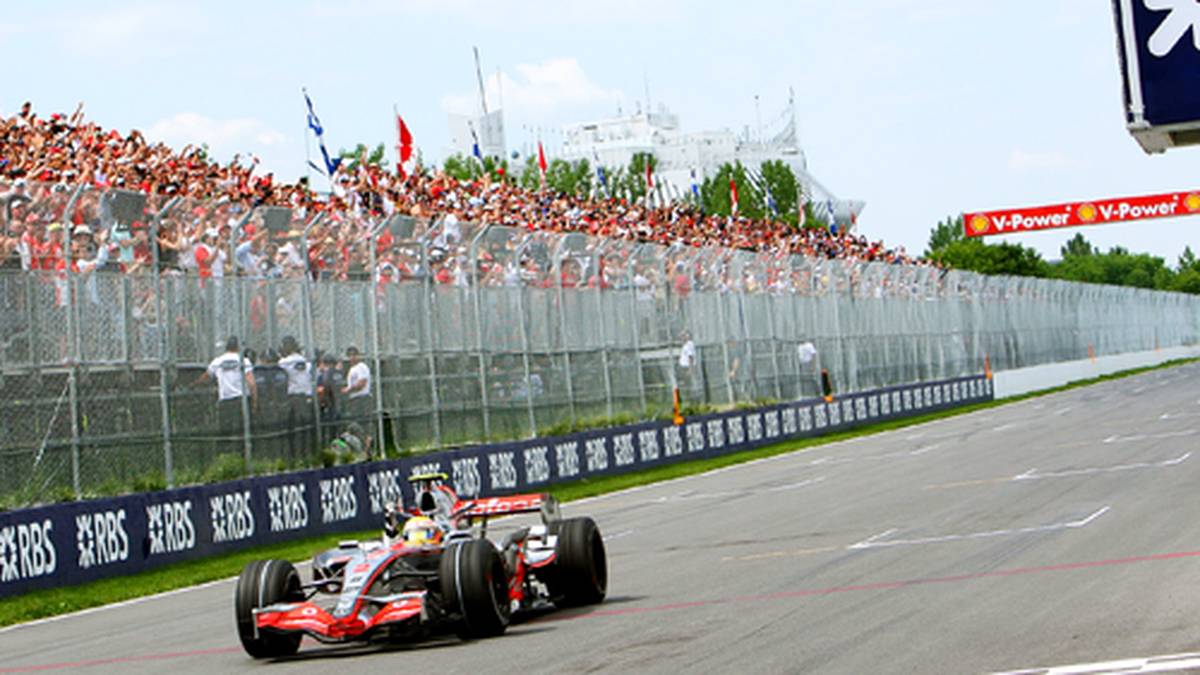 2007: Beim GP von Kanada fährt Hamilton im ersten Jahr prompt zum ersten F1-Sieg. In den beiden letzten Rennen verspielt er aufgrund von Fahrfehlern aber den Titel und wird Vizeweltmeister hinter Ferrari-Pilot Räikkönen. Dennoch ist es eine großartige Leistung für einen Rookie, da er auch vor seinem Teamkollegen Alonso rangiert