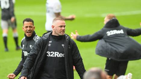 Wayne Rooney feiert als Teammanager bei Derby County den Klassenerhalt