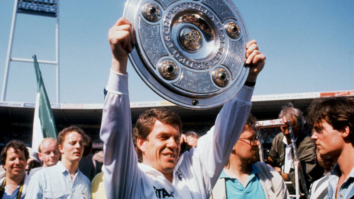 PLATZ 2 - OTTO REHHAGEL (73 Jahre, 194 Tage): "König Otto" schließt die Fußballlehrer-Ausbildung im März 1970 ab und beginnt seine Laufbahn beim 1. FC Saarbrücken in der Regionalliga Südwest. Es folgen mehrere kurzfristige Trainertätigkeiten bei Kickers Offenbach, Werder Bremen, Borussia Dortmund, Arminia Bielefeld und Fortuna Düsseldorf. Die erfolgreichste Zeit für den Trainer mit den meisten betreuten Bundesliga-Spielen (832) beginnt mit dem Start des zweiten Engagements bei Werder Bremen