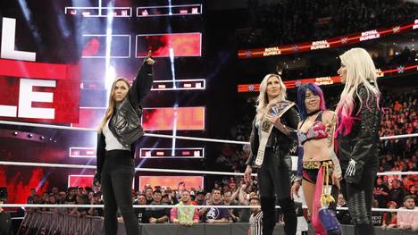 Ronda Rousey (l., mit Charlotte Flair, Asuka, Alexa Bliss) zog beim WWE Royal Rumble die Aufmerksamkeit auf sich