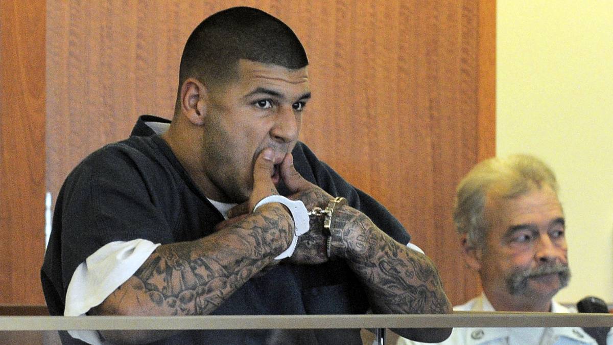 Hernandez soll zudem im Jahr 2012 einen Doppelmord verübt haben. Ein Gericht sprach Hernandez vom Doppelmordvorwurf frei, wenige Tage später nimmt er sich im April 2017 in seiner Zelle das Leben