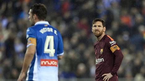 Lionel Messi (r.) vergab per Strafstoß die mögliche 1:0-Führung des FC Barcelona