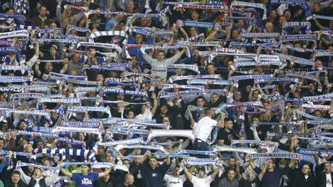 Fans von Hansa Rostock unterstützen ihr Team 