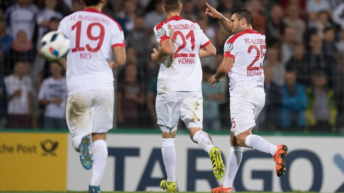 Raul Bobadilla (r.) macht den Pflichtsieg der Augsburger in der 68. Minute klar - und beschert Schuster eine ordentliche Pflichtspiel-Premiere