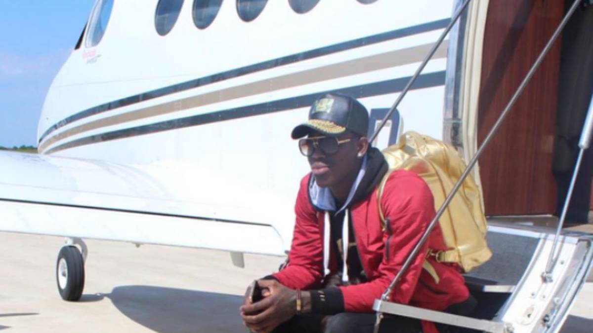 Neben dem Basketball-Court macht Schröder auch mit seinem Luxusleben auf sich aufmerksam. Goldene Schuhe, goldener Rucksack, goldene Brille - so wartet er auf den Abflug des Privatjets nach Deutschland