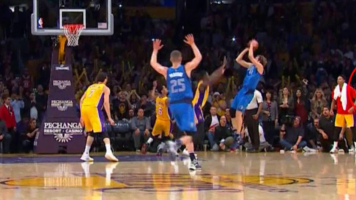 Kobe Bryant muss in Zivil zuschauen, als Dirk Nowitzki im Zurückfallen die Lakers besiegt