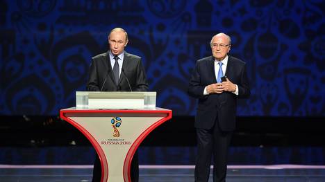 Russlands Präsident Wladimir Putin (l.) und FIFA-Boss Sepp Blatter