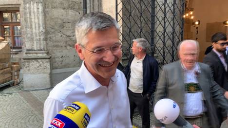 Der FC Bayern ist sowohl mit den Männern als auch mit den Frauen deutscher Meister. Präsident Herbert Hainer freut sich über die Titel. 