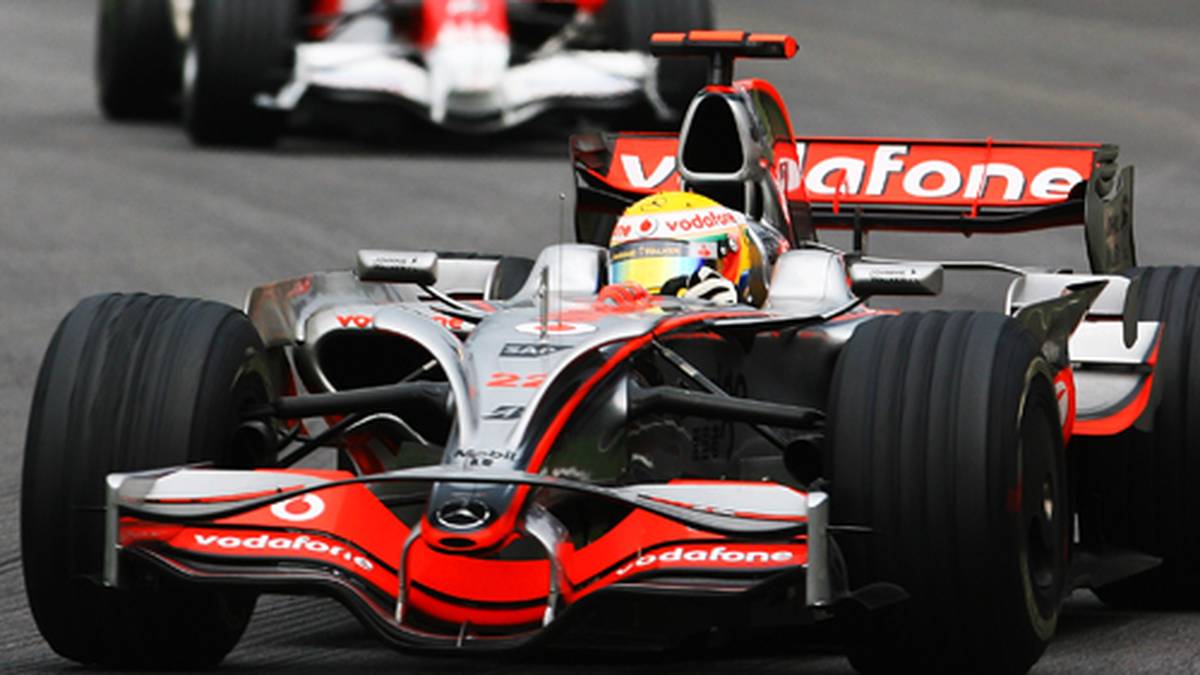 2008: Für den Briten läuft es ein Jahr später noch besser. In einem der spannendsten Saisonfinals aller Zeiten überholt Hamilton Toyota-Pilot Timo Glock zwei Kurven vor dem Ende und wird dadurch noch Weltmeister vor dem Ferrari-Piloten Felipe Massa