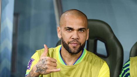 Dani Alves befindet sich in Polizeigewahrsam. Der ehemalige Barca-Star soll eine Frau unsittlich berührt haben. Er bestreitet die Vorwürfe.