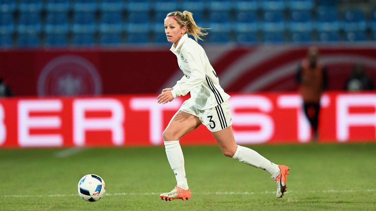 Prüfung: Nationalspielerin reist ab